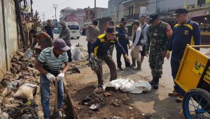 Cegah Banjir, Warga Cimangkok Bersihkan Sampah di Jalan Nasional
