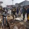 DIBERSIHKAN : warga dan Pemdes Cimangkok, Kecamatan Sukalarang, saat membersihkan sampah di sepanjang Jalan Nasional, Sukabumi - Cianjur, Kilometer 12 pada Jumat (03/11).(FOTO : DENDI RADAR SUKABUMI)