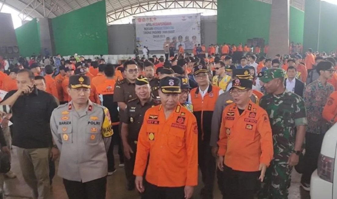 Penjabat Gubernur Jawa Barat Bey Triadi Machmudin (tengah) didampingi Kepala BPBD Jawa Barat Dani Ramdan dan para pejabat instansi tingkat provinsi meninjau kesiapan Jabar menghadapi bencana setelah apel kesiapsiagaan bencana tingkat Provinsi Jawa Barat di Soreang, Kabupaten Bandung, Jabar, Rabu (8/11/2023). (Ricky Prayoga)