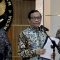 Menteri Koordinator Bidang Politik, Hukum, dan Keamanan sekaligus Ketua Dewan Gelar, Tanda Jasa, dan Tanda Kehormatan (GTK) Mahfud Md (tengah) saat jumpa pers di Jakarta, Rabu (8/11/2023). (Tri Meilani Ameliya)
