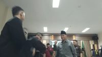 Terdakwa kasus dugaan penistaan agama Panji Gumilang saat akan meninggalkan ruang persidangan di Pengadilan Negeri Indramayu, Jawa Barat, Rabu (8/11/2023). (Fathnur Rohman)