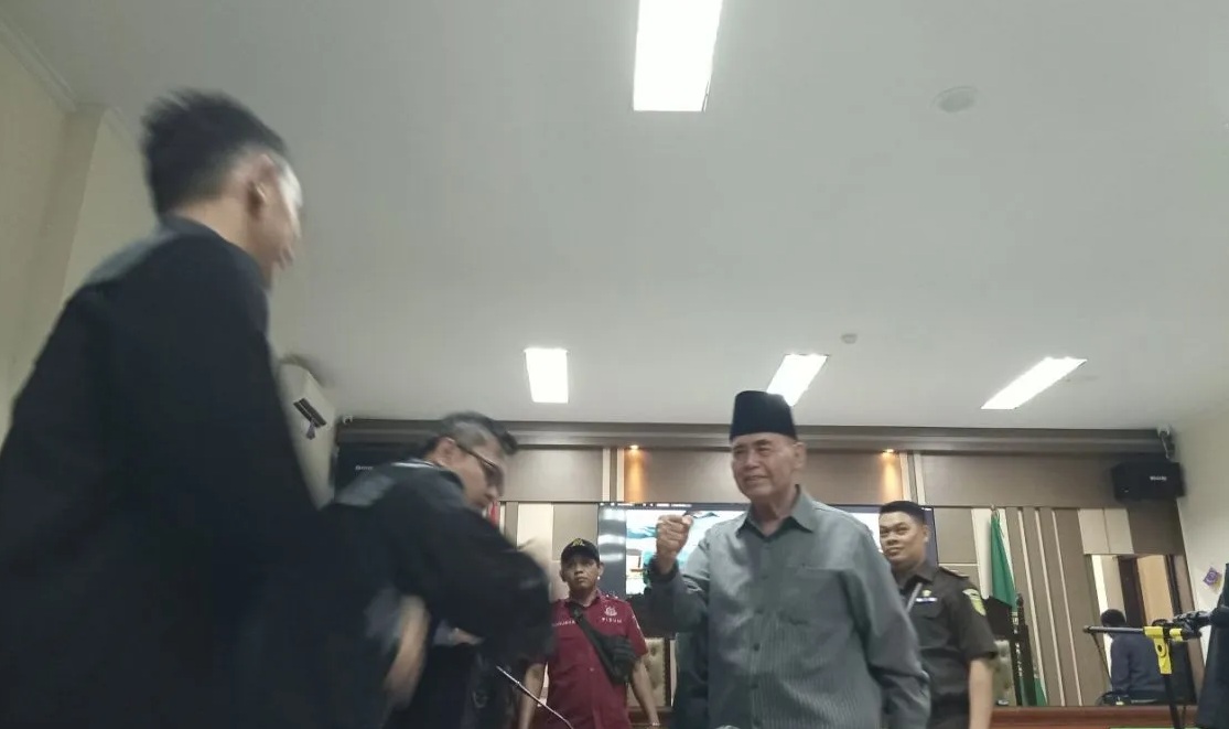Terdakwa kasus dugaan penistaan agama Panji Gumilang saat akan meninggalkan ruang persidangan di Pengadilan Negeri Indramayu, Jawa Barat, Rabu (8/11/2023). (Fathnur Rohman)