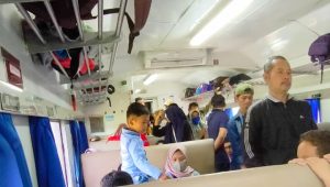 Heboh, Penumpang KA Siliwangi Sukabumi-Cipatat Saling Serobot Kursi, Daop 2 : Kapasitas 150 Persen