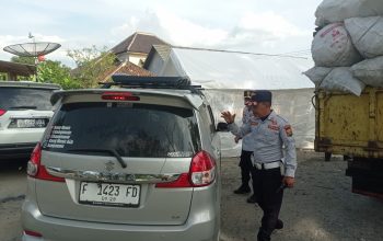 DISIDAK : Dishub dan satlantas saat operasi atau razia taksi atau travel gelap di jalan Bagbagan, Desa Cidadap, Kecamatan Simpenan Kabupaten Sukabumi. (foto : ist)