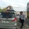 DISIDAK : Dishub dan satlantas saat operasi atau razia taksi atau travel gelap di jalan Bagbagan, Desa Cidadap, Kecamatan Simpenan Kabupaten Sukabumi. (foto : ist)