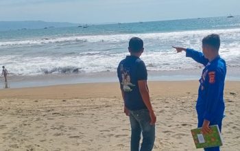 HIMBAUAN : Personel Satpolairud Polres Sukabumi saat memberikan himbauan