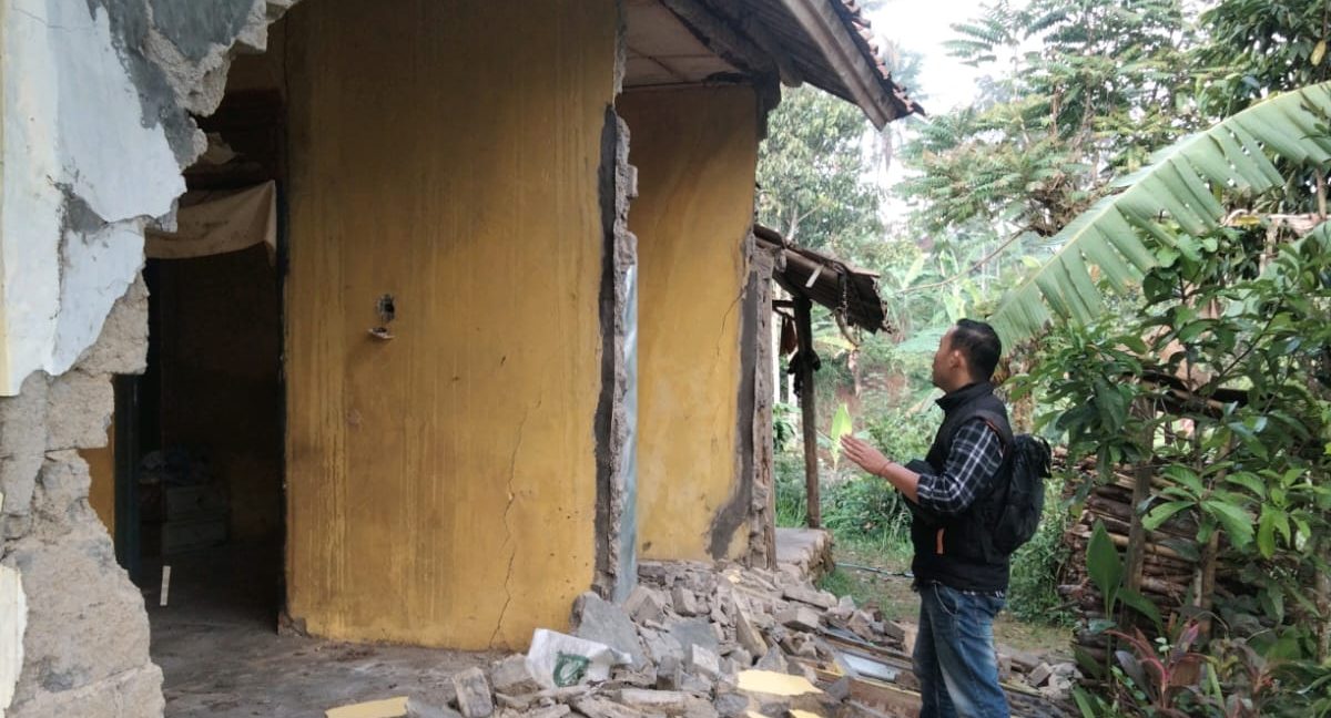 Satu rumah di Kecamatan Nyalindung tepatnya di Kampung Cisayar Rt (05/08) Desa Mekarsari Kabupaten Sukabumi dilaporkan rusak tedampak gempa Pangandaran
