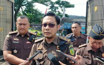 DIWAWANCARAI : Kepala Seksi Intelijen Kejaksaan Negeri Kabupaten Sukabumi, Wawan Kurniawan saat diwawancarai Radar Sukabumi soal perkembangan kasus dugaan penggelapan dana BOS dan PIP di salah satu SMK di wilayah Kecamatan Kabandungan.(FOTO : DENDI RADAR SUKABUMI)