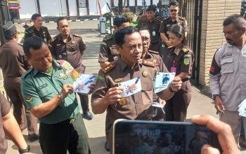 AKSI SIMPATIK : Kajari Kabupaten Sukabumi, Siju saat memasang stiker ke salah satu mobil di Jalan Raya Nasional Sukabumi-Bogor, Karangtengah Kecamatan Cibadak, Kabupaten Sukabumi pada Senin (11/12).(FOTO : DENDI/RADAR SUKABUMI)