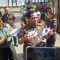AKSI SIMPATIK : Kajari Kabupaten Sukabumi, Siju saat memasang stiker ke salah satu mobil di Jalan Raya Nasional Sukabumi-Bogor, Karangtengah Kecamatan Cibadak, Kabupaten Sukabumi pada Senin (11/12).(FOTO : DENDI/RADAR SUKABUMI)