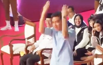 Aksi Gibran Rakabuming Raka saat debat perdana Capres