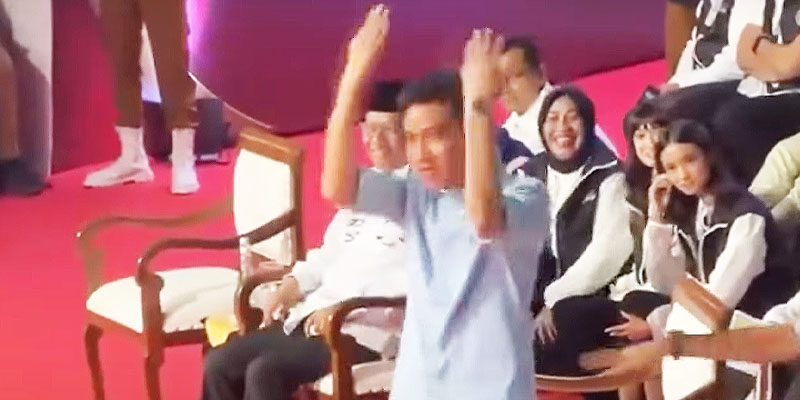 Aksi Gibran Rakabuming Raka saat debat perdana Capres