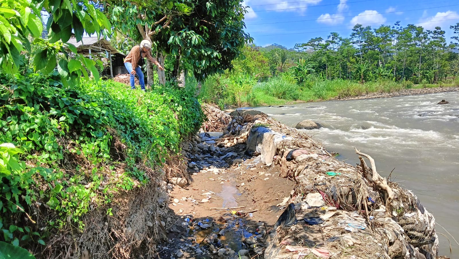Kondisi saluran irigasi jebol di kampung Cigadog, Desa Citarik, Kecamatan Palabuhanratu, Kabupaten Sukabumi yang jebol diterjang banjir. (foto : ist)