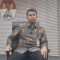 Ada Dugaan Aliran Dana Ilegal ke Parpol, KPK Lakukan ini Ketua Sementara KPK, Nawawi Pomolango/RMOL JAKARTA -- Komisi Pemberantasan Korupsi (KPK) memastikan akan memproses Laporan Hasil Analisis (LHA) Pusat Pelaporan Analisis dan Transaksi Keuangan (PPATK) maupun laporan Masyarakat Anti Korupsi Indonesia (MAKI) soal aliran dana janggal ke partai politik (parpol) menjelang Pemilu 2024. Ketua Sementara KPK, Nawawi Pomolango mengatakan, pihaknya telah memiliki Prosedur Operasional Baku (POB) mengenai penanganan LHA PPATK maupun pelaporan dari masyarakat. "Kita memiliki POB yang tetap mengenai itu. Tentu ada telaah-telaah terlebih dahulu yang akan dilakukan dilakukan oleh Direktorat PLPM (Pelayanan Laporan dan Pengaduan Masyarakat) yang nantinya akan diteruskan kepada Direktorat Penyelidikan," kata Nawawi kepada wartawan, Jumat (22/12). Hasil telaah dari Direktorat PLPM tersebut, kata Nawawi, juga akan mampir kepada pimpinan KPK. Nantinya, pimpinan KPK akan membuat nota dinas rekomendasi hasil telaah tersebut. Nawawi memastikan, pihaknya tidak ada unsur conflict of interest dalam penanganan penegakan hukum, termasuk soal dugaan aliran dana janggal ke parpol. "Kita nggak ada unsur conflict of interest dalam konteks penanganan penegakan hukum semacam ini," pungkas Nawawi. Selain LHA PPATK, Koordinator MAKI, Boyamin Saiman juga telah melaporkan hal tersebut kepada KPK pada Kamis (21/12). Di mana, Boyamin melaporkan adanya dugaan penambangan ilegal di Sulawesi Tenggara yang diduga dipakai untuk dana kampanye yang melibatkan seseorang berinisial ATN yang merupakan salah satu tim kampanye capres-cawapres yang mengikuti kontestasi Pilpres 2024. Namun demikian, Boyamin enggan membeberkan seorang berinisial ATN itu berasal dari tim kampanye pasangan capres-cawapres siapa. "Dugaan dari penambangan itu sampai Rp3,7 triliun," kata Boyamin kepada wartawan, Kamis (21/12). Modusnya kata Boyamin, yakni perusahaan ATN tidak memiliki izin tambang, akan tetapi menggunakan izin perusahaan lain yang sudah pailit. Bahkan, izin tersebut dibuat tanggal mundur. "Karena perusahaan yang dipakai untuk menambang itu sudah belakangan. Ini izin 2011, 2014 pailit, nah tahun 2017 baru berdiri perusahaan ini. Masa seakan-akan dapat izin tahun 2011," terang Boyamin. Selanjutnya yang kedua, tambang tersebut dilakukan di hutan, tanpa adanya izin dari Kementerian Lingkungan Hidup dan Kehutanan (KLHK). Lalu yang ketiga, terkait dengan dokumen terbang, yakni seakan-akan penambangan tersebut memperoleh izin, seolah-olah menjadikan legal tambang-tambang yang ilegal. "Coba KPK berprestasi membongkar dana-dana ilegal yang dipakai untuk kampanye untuk melindungi bisnis tersebut. Karena pemilu-pemilu sebelumnya juga ada isu ini, bahwa ada penggunaan dana kampanye dari kegiatan ilegal, tapi itu selalu lagu yang diputar ulang yang tidak ada tindaklanjutnya. Maka saya 'memaksa' KPK biar bekerja untuk dana ini dengan data yang lebih komplit," pungkas Boyamin.(*)