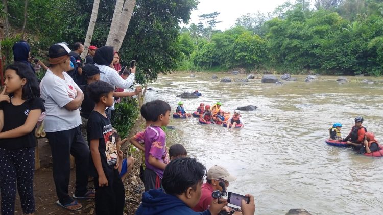 JADI TONTONAN: Rombongan Familirization Trip saat menjajal wisata air di Kampung Air Cikeong Kota Sukabumi,Minggu (3/12). (sri/radarsukabumi)