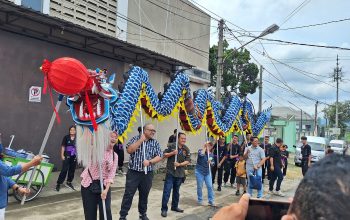 SERU: Kabid Pemasaran Disparbud Pemprov Jabar Chandra Wulan,Assisten Professor sekaligus Dosen Sekolah Bisnis dan Manajemen ITB Raden Aswin Rahadi,Dosen Prodi Destinasi Pariwisata Polban Eko Susanto, Kabid Pariwisata Disporapar Kota Sukabumi, Hardi Kusumah dan jajaran melakukan pertunjukan Barongsai di Kampung Naga Kota Sukabumi dalam Familirization Trip ITB, Minggu (3/12/2023).