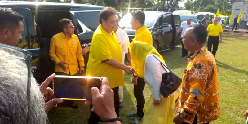Ketua Umum Partai Golkar Airlangga Hartarto saat tiba di Lapangan Desa Tamanagung, Muntilan, Magelang, Jawa Tengah, Minggu (24/12).