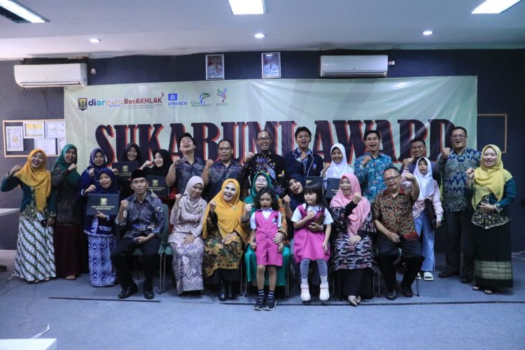KOMPAK: Foto bersama Kepala Diarpus Kabupaten Sukabumi, Aisah dalam acara Sukabumi Award 2023, di ruang audio visual Gedung Perpustakaan, Kabupaten Sukabumi pada Kamis (7/12/2023). (istimewa)