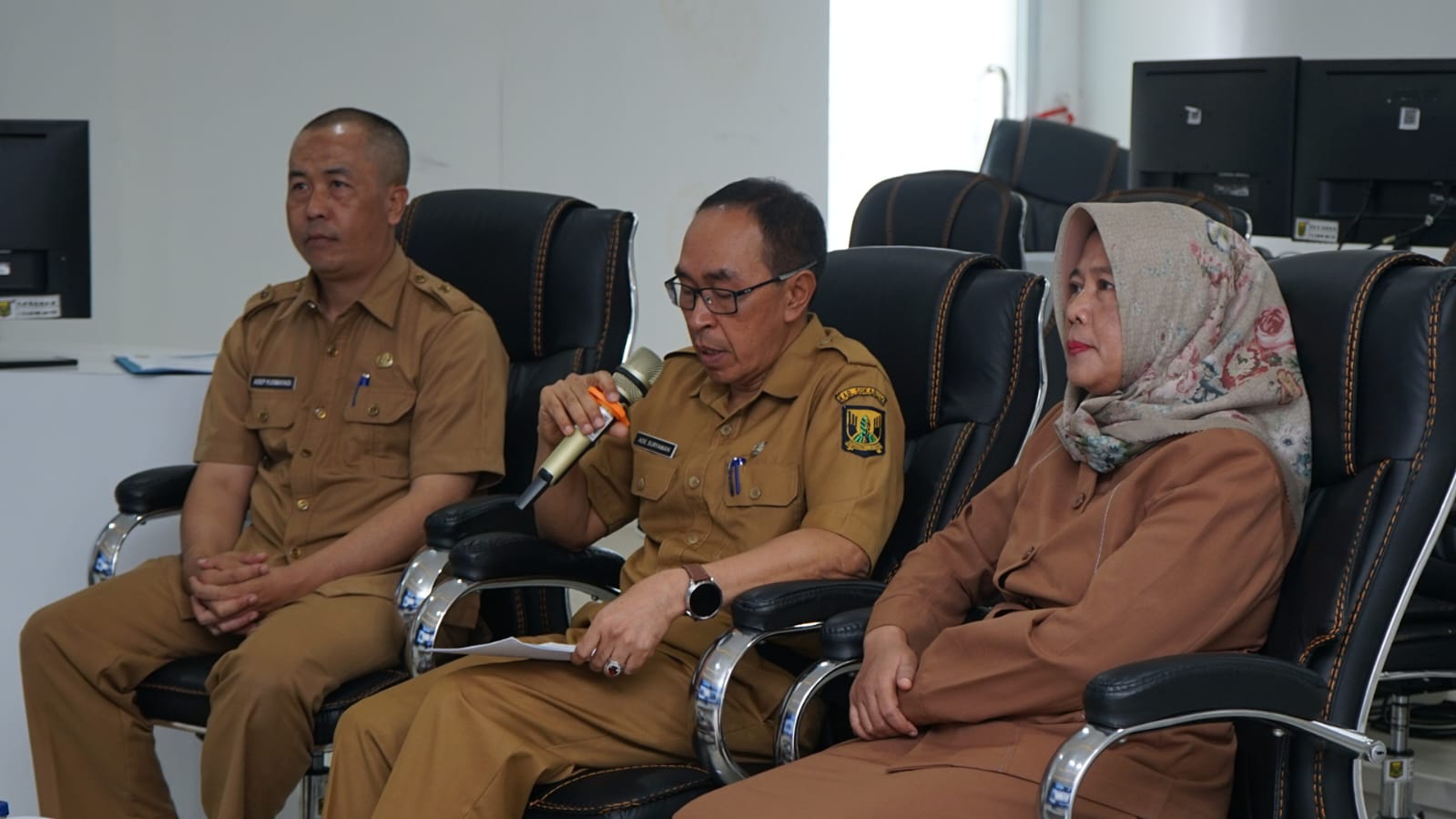 Sekda saat membuka bimtek pelatihann sosio kultural secara virtual di ruang Comand Center Palabuhanratu. (foto : ist)