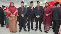 lima komisioner KPU Kota Sukabumi akhirnya dilantik Ketua Komisi Pemilihan Umum Republik Indonesia (KPU RI) Hasyim Asy’ari bersama 87 Kota/Kota di 9 provinsi periode 2023-2028 di halaman kantor KPU, Jakarta Pusat, Jumat Malam (30/10/2023).