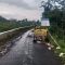 PERLU DIPERBAIKI : Kondisi jalan Bojonglongok - Babakanjaya, tepatnya di Kampung Bojong, RT 22/RW 04 Desa Cibodas, Kecamatan Bojong Genteng, Kabupaten Sukabumi, rusak diterjang longsor.(Foto : ist)
