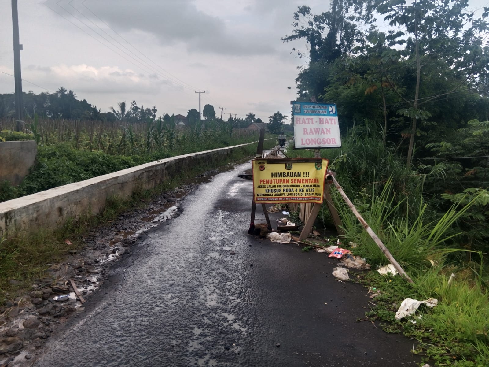 PERLU DIPERBAIKI : Kondisi jalan Bojonglongok - Babakanjaya, tepatnya di Kampung Bojong, RT 22/RW 04 Desa Cibodas, Kecamatan Bojong Genteng, Kabupaten Sukabumi, rusak diterjang longsor.(Foto : ist)