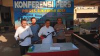 MENUNJUKAN BARANG BUKTI: Kasat Reskrim Polres Sukabumi Kota, AKP Bagus Panuntun mengamankan tersangka dan barang bukti, Rabu (20/12).(Foto : BAMBANG/RADARSUKABUMI)