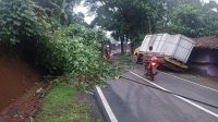 LAKALANTAS : Kondisi truk terperosok dan nyaris terguling di Kampung/ Desa Pangkalan, Kecamatan Cikidang, Kabupaten Sukabumi.