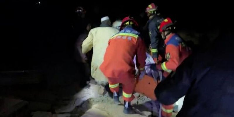 Petugas penyelamat mengevakuasi korban gempa di China/Net