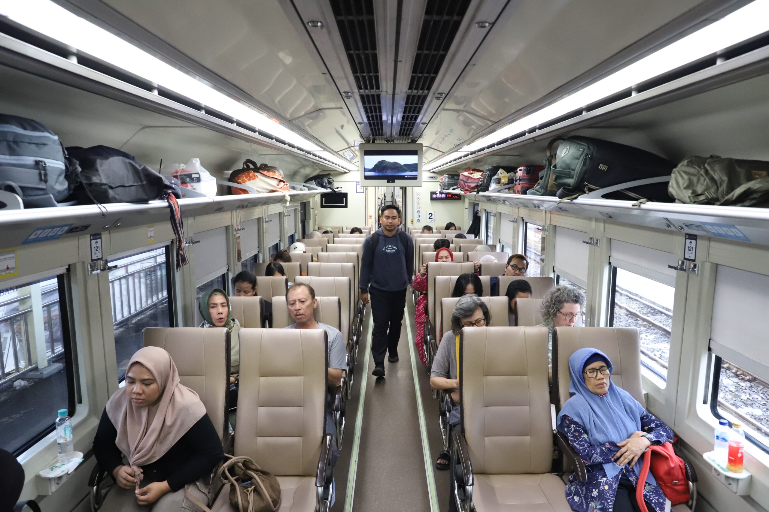 Pada musim libur Natal dan Tahun Baru 2023/2024 ini, KAI menyiapkan lebih dari 3 juta tiket kereta api yang dapat dimanfaatkan masyarakat untuk perjalanan di momen pergantian tahun.