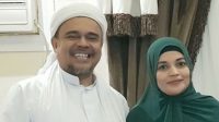 Habib Rizieq Shihab dan istrinya/Net