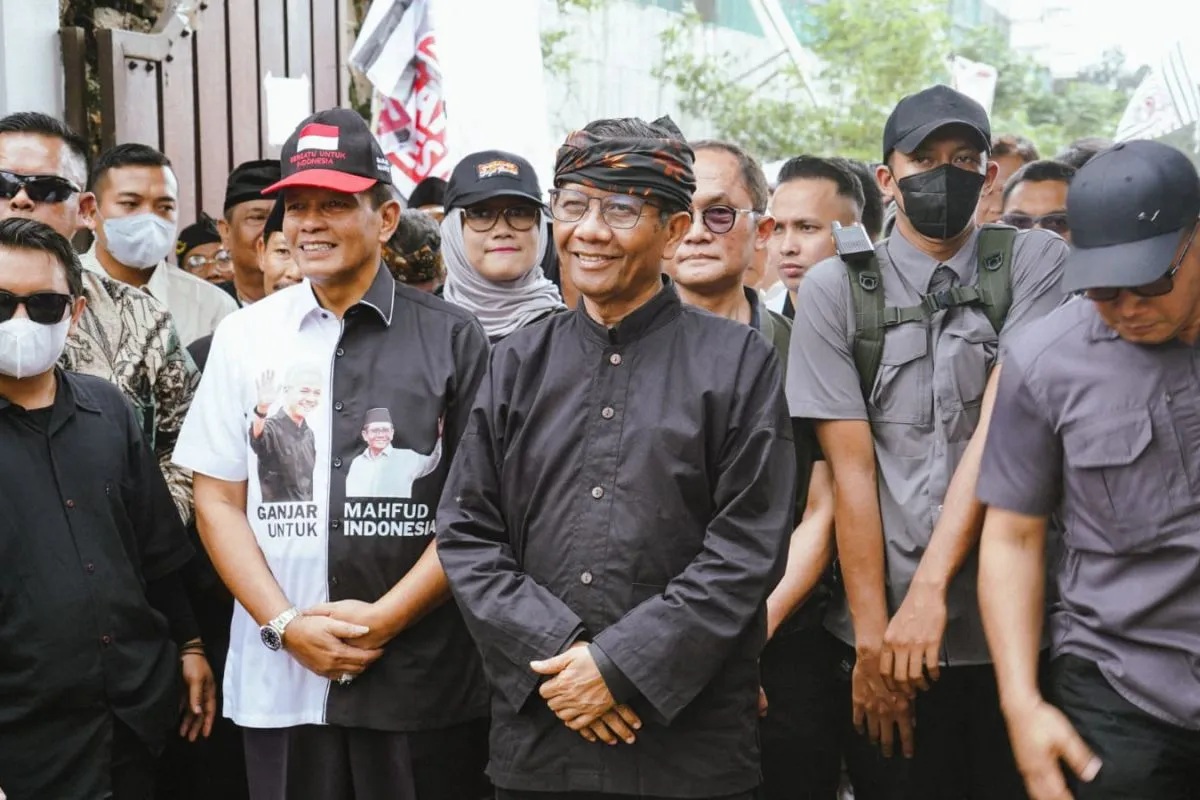 Mahfud Md. menyapa masyarakat dalam kunjungannya ke Bandung, Jawa Barat, Minggu (10/12/2023). (Tim Media Mahfud)