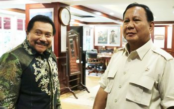 Menteri Pertahanan Prabowo Subianto menerima kunjungan Hendropriyono, di Kantor Kementerian Pertahanan RI, Jakarta, Selasa (5/12)/Ist