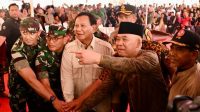 Menteri Pertahanan Prabowo Subianto menyapa warga usai penyerahan bantuan pipa buatan Universitas Pertahanan di Desa Karanganyar, Kabupaten Sukabumi, Jawa Barat, Sabtu (30/12/2023). 