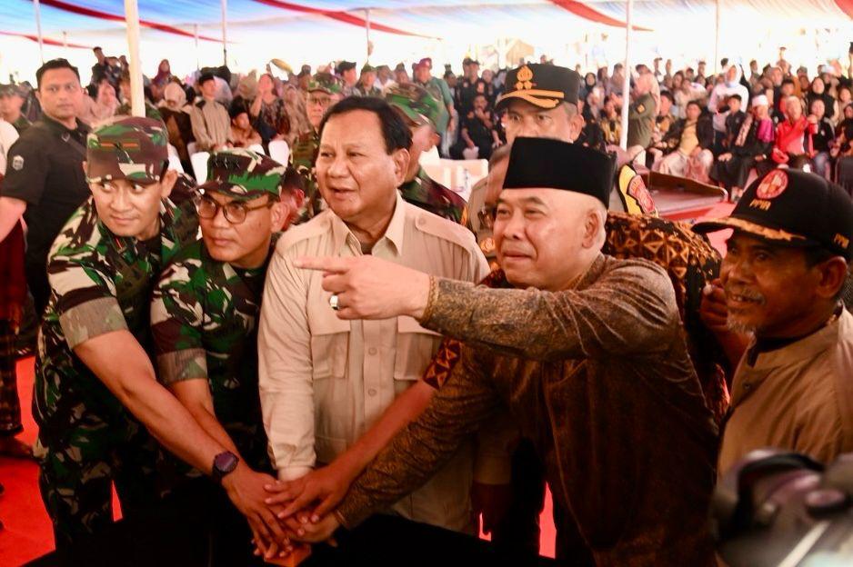 Menteri Pertahanan Prabowo Subianto menyapa warga usai penyerahan bantuan pipa buatan Universitas Pertahanan di Desa Karanganyar, Kabupaten Sukabumi, Jawa Barat, Sabtu (30/12/2023). 