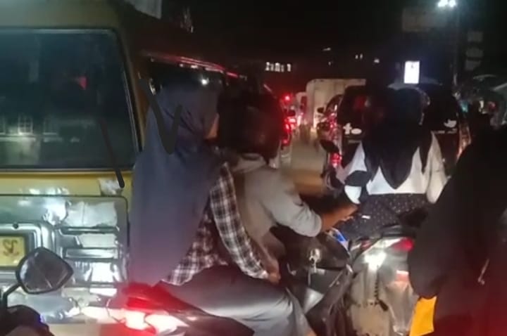 Lalu Lintas Sukabumi terkini pada Sabtu Malam (30/12/2023) terpatau macet parah.