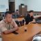 BERBAGI : Ketua DPD Garis Sukabumi Raya, Ustadz Ade Saepuloh, secara simbolis saat menyerahkan donasi untuk warga Palestina kepada Sekmat Kebonpedes, Iwan di aula Kecamatan Kebonpedes.(foto : ist)