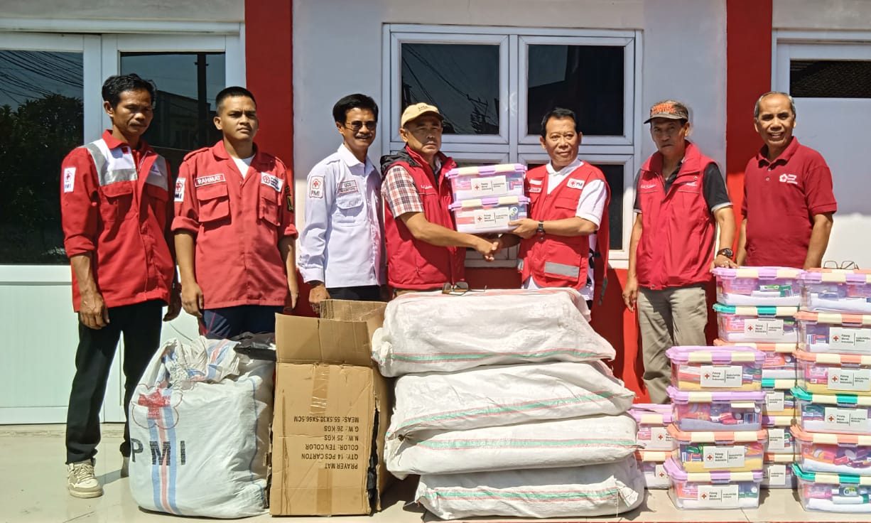 Palang Merah Indonesia (PMI) Kabupaten Bekasi mengirimkan sejumlah bantuan logistik bagi warga terdampak gempa bumi magnitudo 4.6 di Kecamatan Kabandungan, Kabupaten Sukabumi.