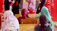 KEBERSAMAAN:Komunitas Kejar Mimpi Sukabumi sedang mengedukasi anak-anak kampung Lebaksiuh Kabupaten Sukabumi dengan bermain bersama. Anak-anak berpartisipasi dengan membuat pohon impian. (ist)