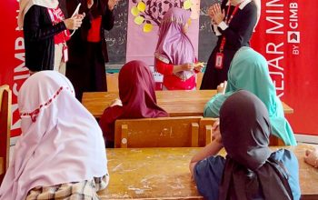 KEBERSAMAAN:Komunitas Kejar Mimpi Sukabumi sedang mengedukasi anak-anak kampung Lebaksiuh Kabupaten Sukabumi dengan bermain bersama. Anak-anak berpartisipasi dengan membuat pohon impian. (ist)