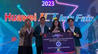 BERPRESTASI : Yeremias Mangu saat menerima piala karena berhasil berhasil meraih juara 1 lomba Huawei ICT Competition Tingkat Nasional dalam kegiatan lomba Indonesia Digital Talent Day 2023 Huawei ICT Job Fair yang diselenggarakan di Universitas Tarumanegara pada 20 Desember 2023.
