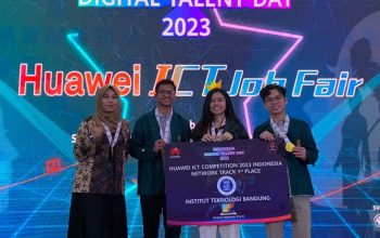 BERPRESTASI : Yeremias Mangu saat menerima piala karena berhasil berhasil meraih juara 1 lomba Huawei ICT Competition Tingkat Nasional dalam kegiatan lomba Indonesia Digital Talent Day 2023 Huawei ICT Job Fair yang diselenggarakan di Universitas Tarumanegara pada 20 Desember 2023.