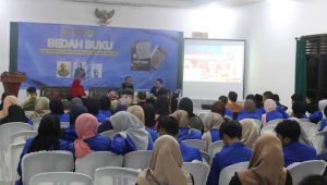 Mahasiswa MIA UMMI Bedah Buku Historiografi Umat Islam Bangsa Indonesia 1916-2016