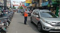 Dishub Kota Sukabumi saat mengatur lalu lintas