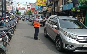 Dishub Kota Sukabumi saat mengatur lalu lintas
