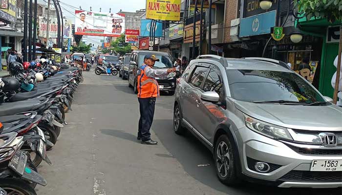 Dishub Kota Sukabumi saat mengatur lalu lintas