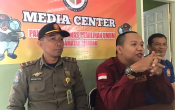 Ketua panwaslu Kecamatan Cibadak Tatan Suherman saat menggelar Press rilis di sekretariat Panwaslu Cibadak Neglasari Kelurahan Cibadak Kecamatan Cibadak, (01/12/2023).