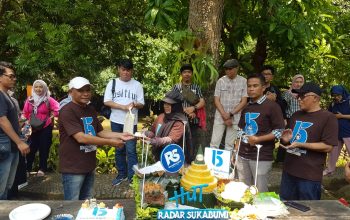 MERIAH : CEO Radar Bogor Group, Hazairin Sitepu saat memberikan potongan tumpeng secara simbolis kepada GM Radar Sukabumi pada HUT Radar Sukabumi ke 15 di Caldera Raffting, Kecamatan Cikidang, Kabupaten Sukabumi pada Rabu (06/12).(FOTO : DENDI/RADAR SUKABUMI)