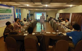 WORKSHOP: Hasudungan Sirait dari Badan Penguji UKJ AJI Indonesia. Bang Has sapaan karibnya Saat mengisi kegiatan Workshop Jurnalistik bertemakan "Profesionalisme dalam Peliputan Pemilu" di Hotel Panen, Kota Bandung, pada Jumat, (8/12/2023).(foto : sok Aji Bandung)