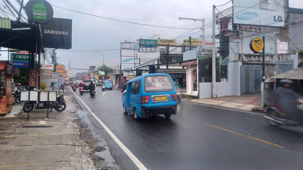Salah satu angkot Kabupaten Bogor yang dipasangi APK.
